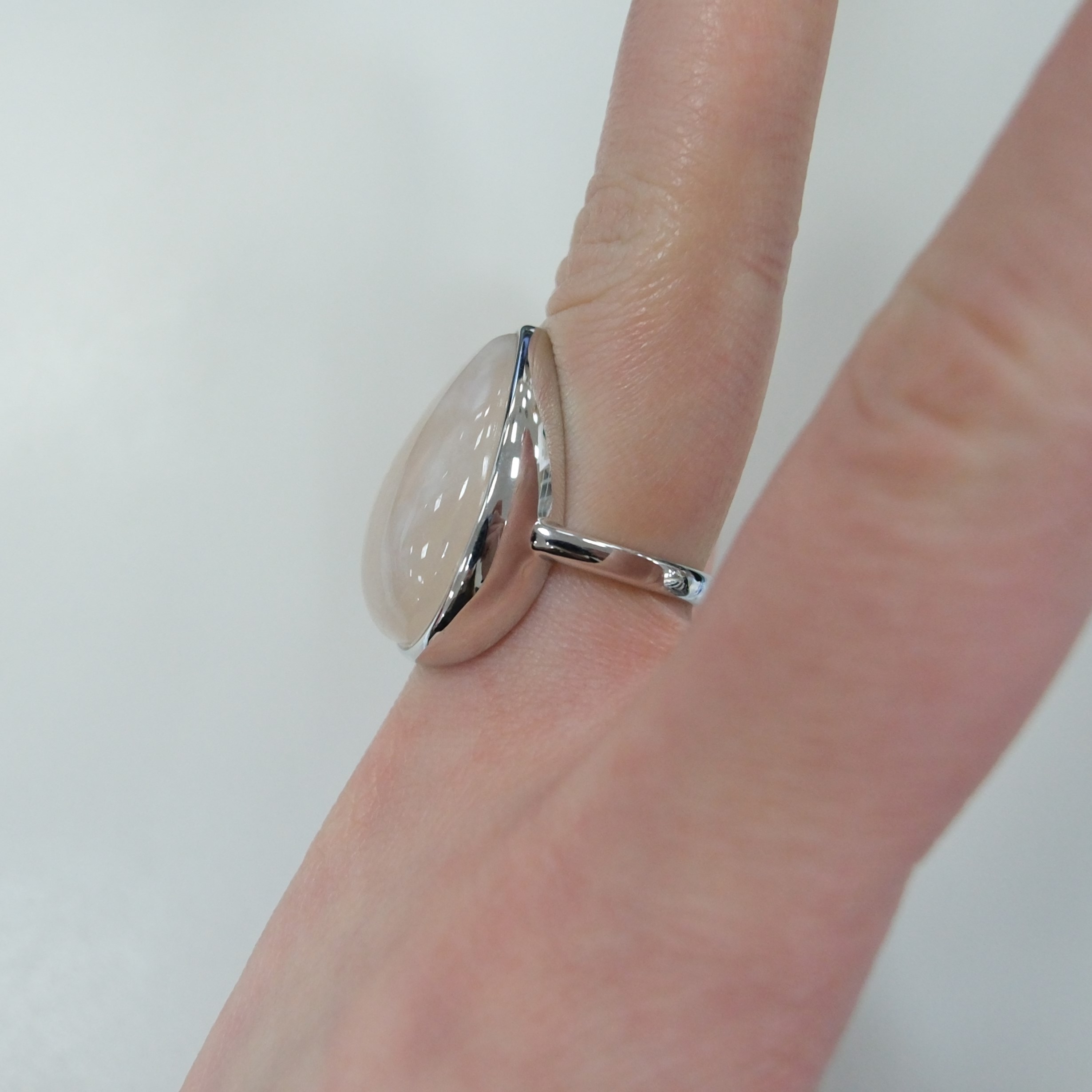 Серебряное кольцо с морганитом
